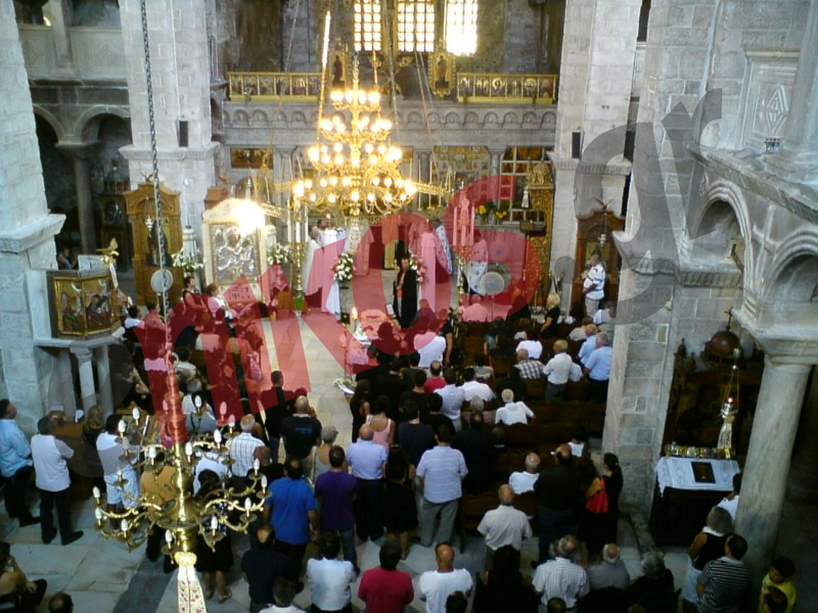 Τώρα-ΦΩΤΟ από την κηδεία του Δημήτρη Μίχα