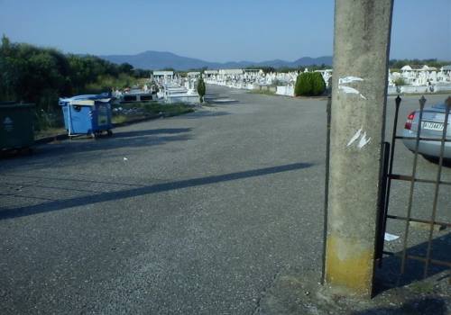 Έκλεψαν πόρτα από νεκροταφείο