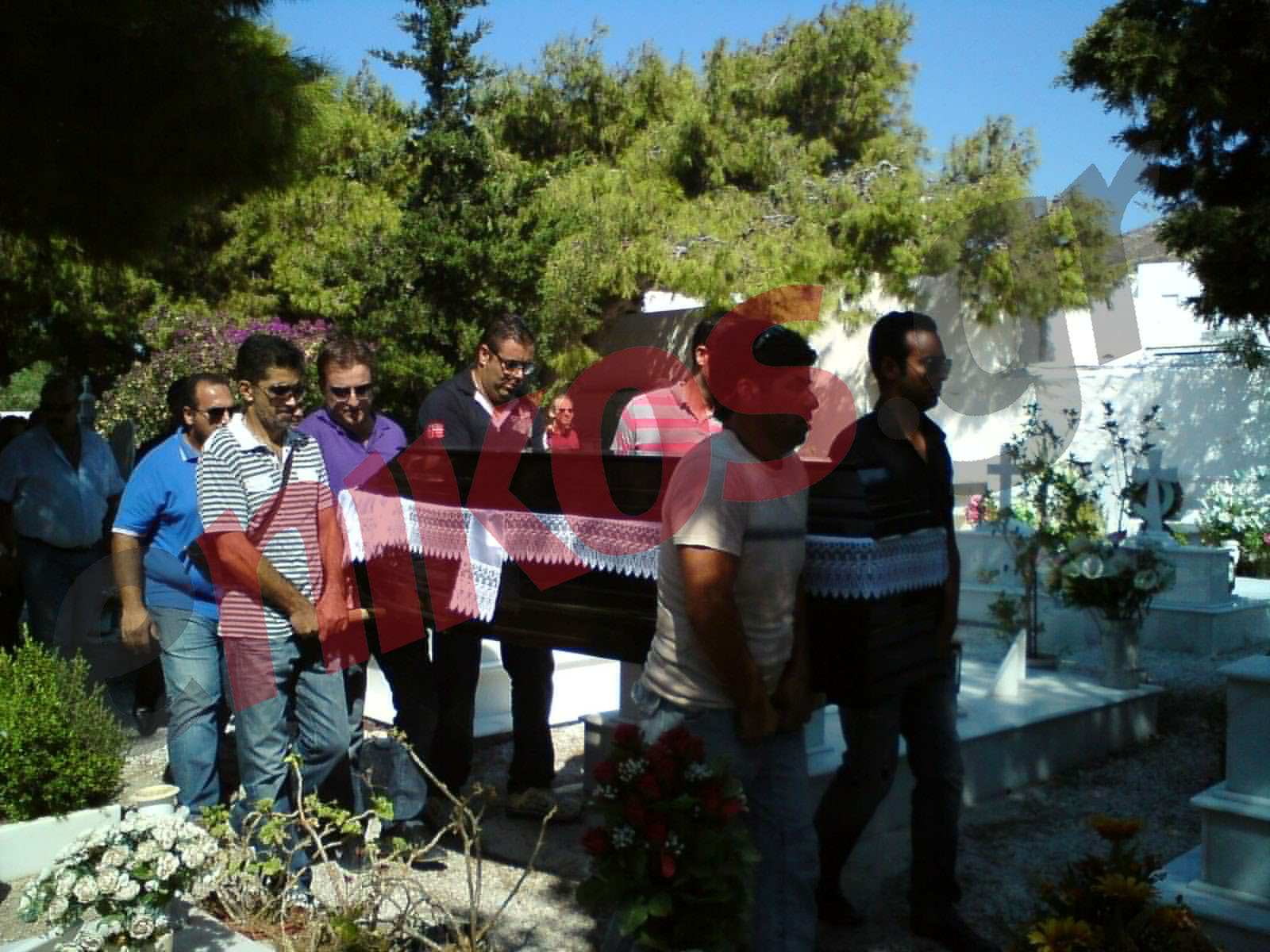 Τώρα-Φωτό από την ταφή του Δημήτρη Μίχα