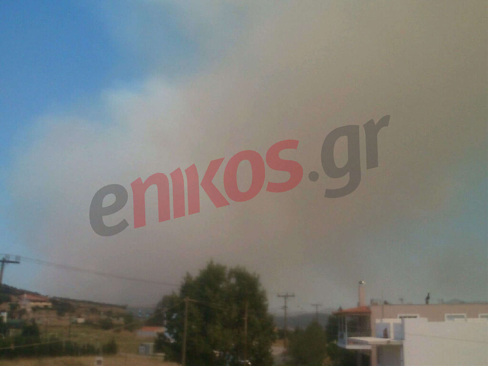 Τώρα-Η φωτιά απειλεί σπίτια