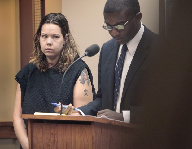 Μαχαίρωσε την κόρη της