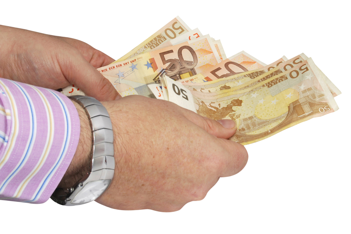 Κατέθεσε πλαστά χαρτονομίσματα