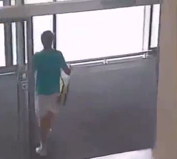 Μεθυσμένος εναντίον πόρτας