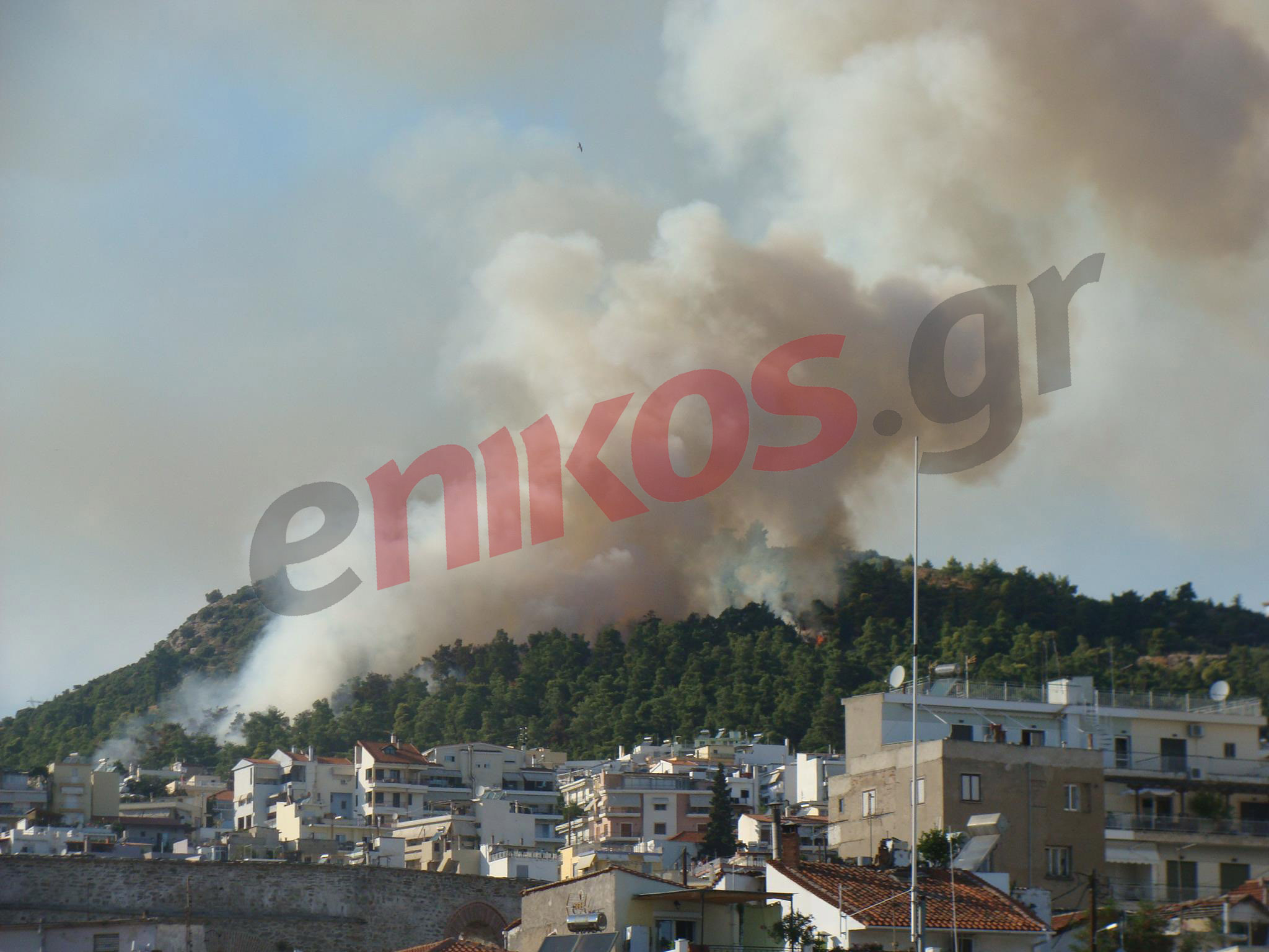Φωτό-Η πυρκαγιά δίπλα στην πόλη