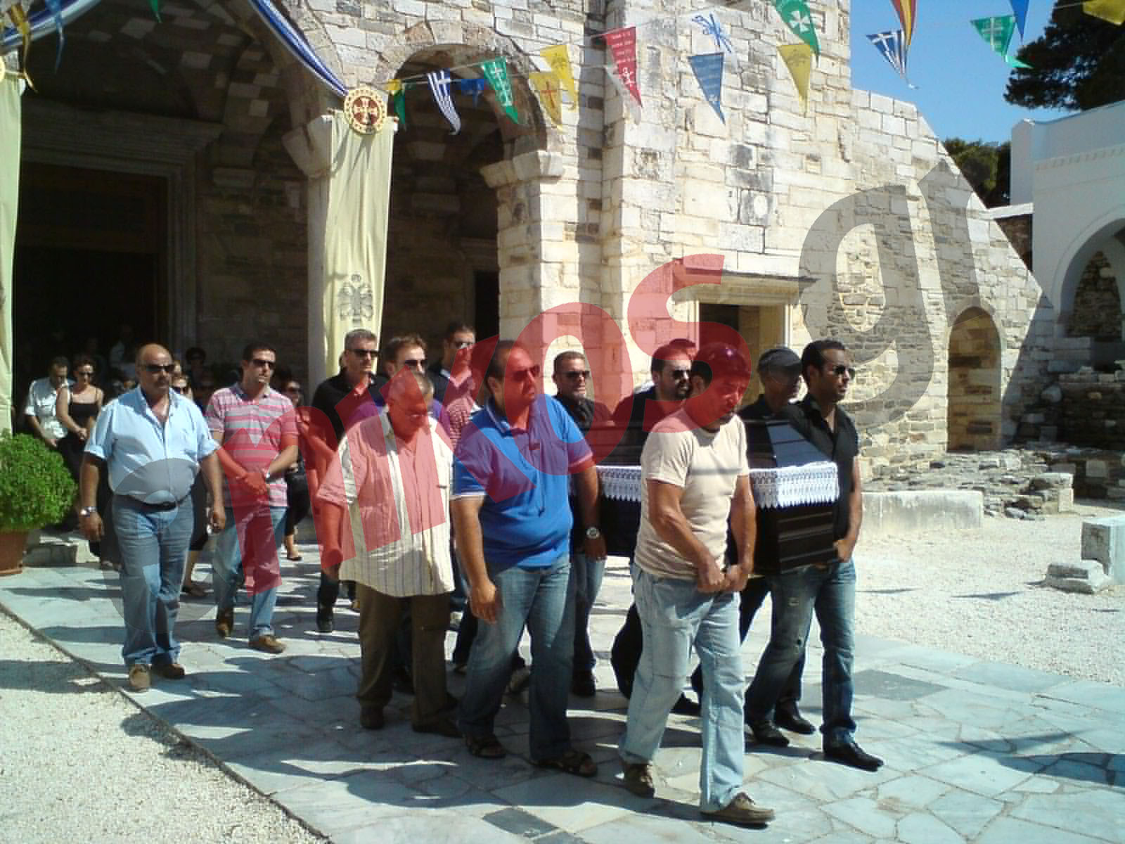 Τώρα-Φωτό από την κηδεία του Δημήτρη Μίχα