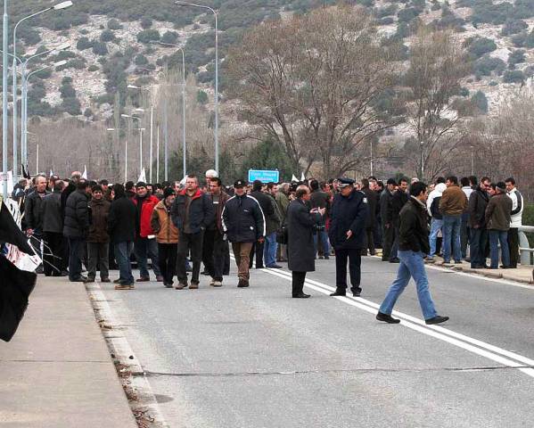 Τώρα – Πολίτες κλείνουν τη γέφυρα του Νέστου