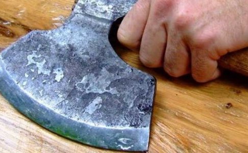 Την χτύπησε με τσεκούρι