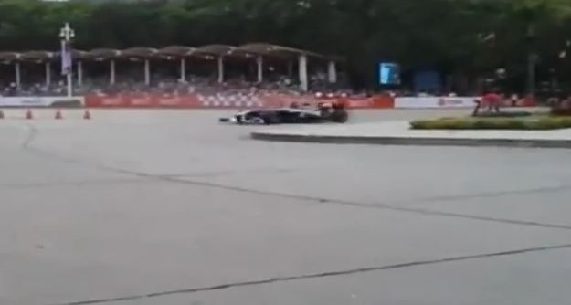 Το έριξε στο πεζοδρόμιο!