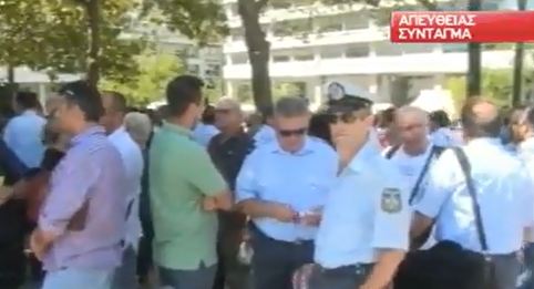 Σε εξέλιξη η πορεία των ένστολων