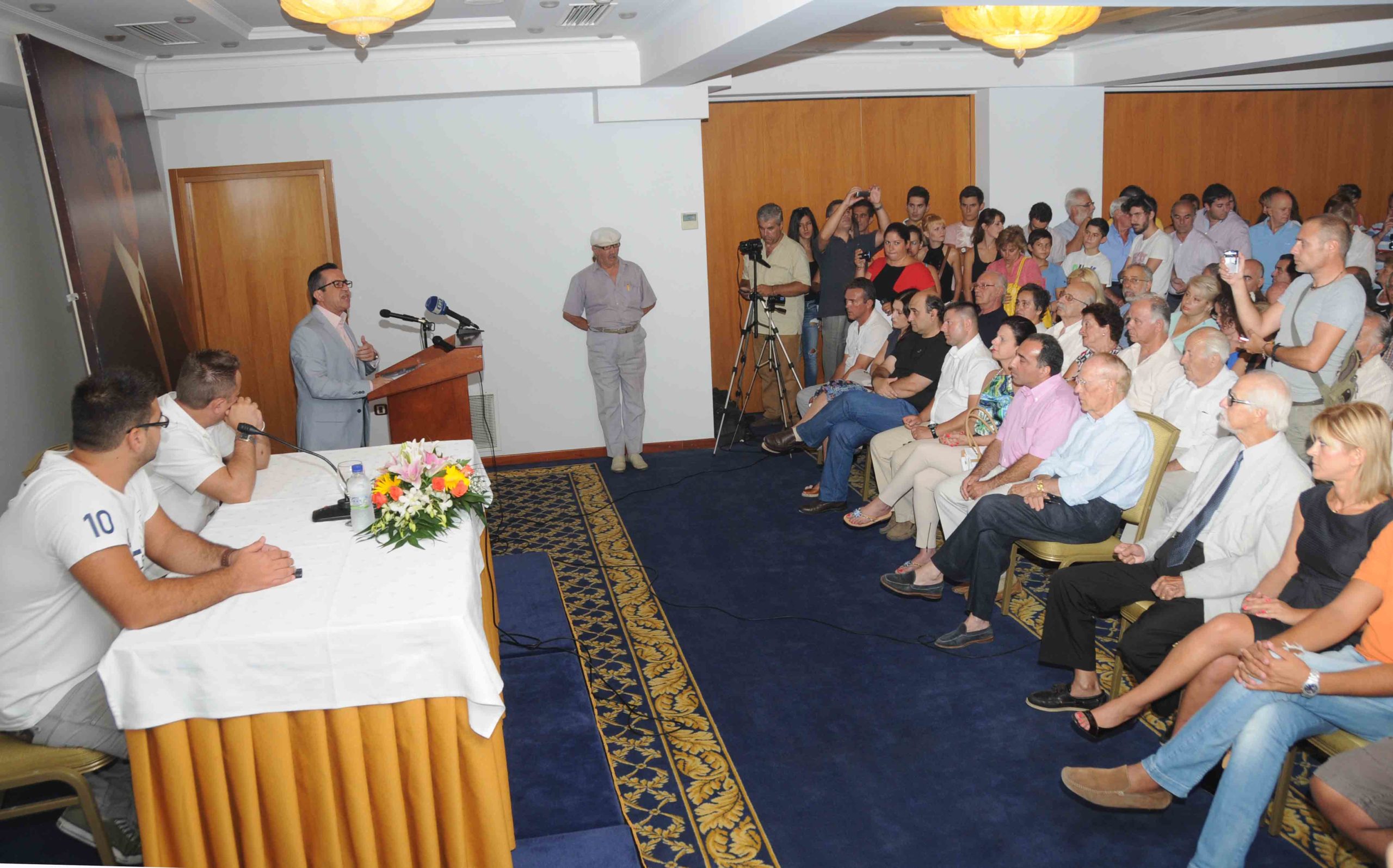 Υπό το βλέμμα του Κων.Καραμανλή