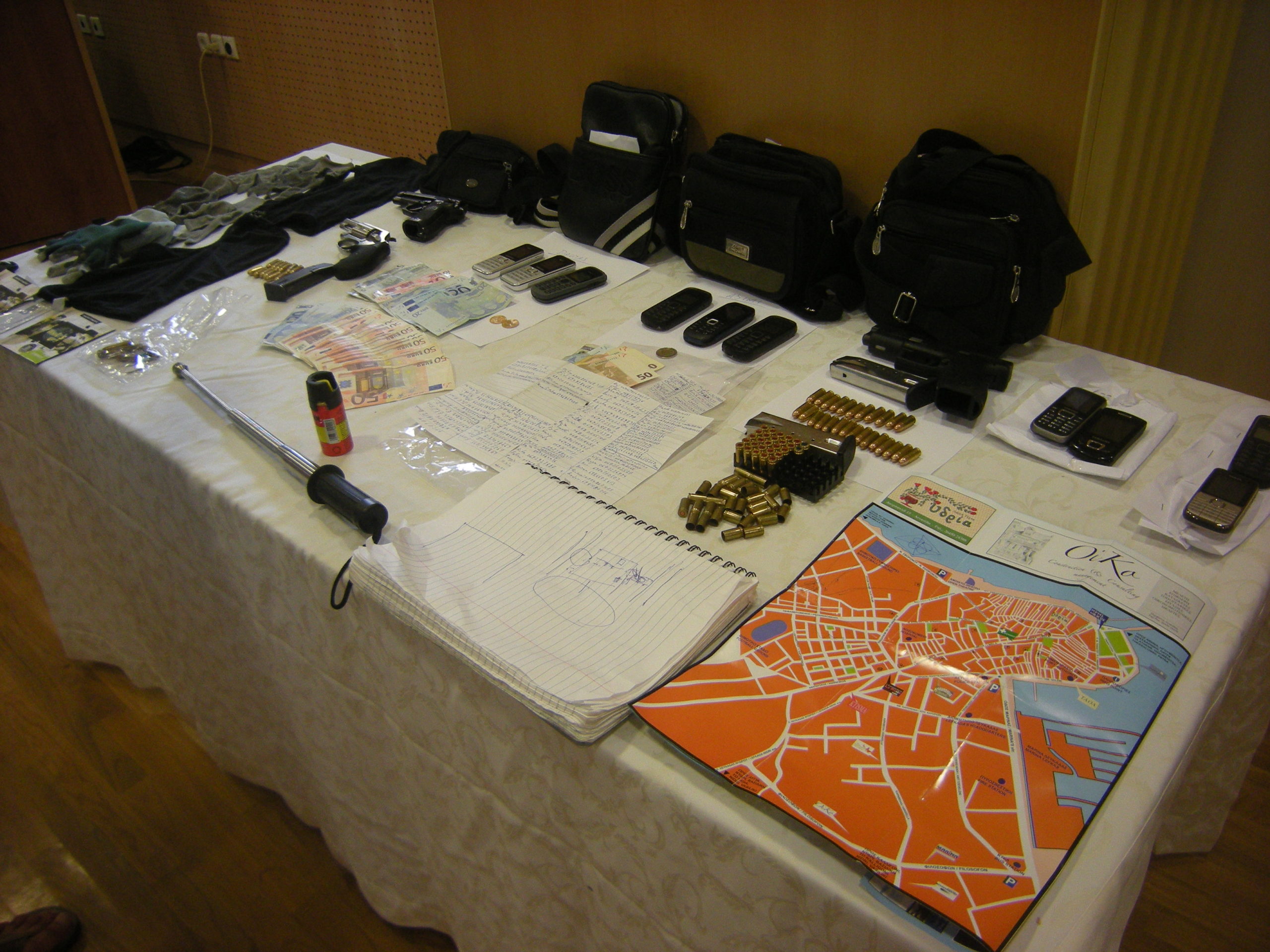 Μίνι οπλοστάσιο στο πορτ-μπακάζ