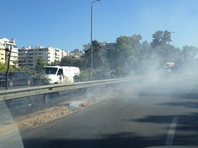 Φωτιά στη μέση του δρόμου