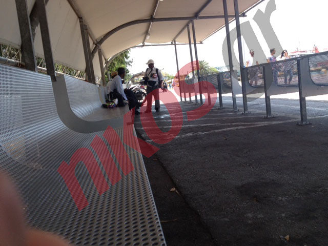 Τριτοκοσμική εικόνα στο λιμάνι του Πειραιά