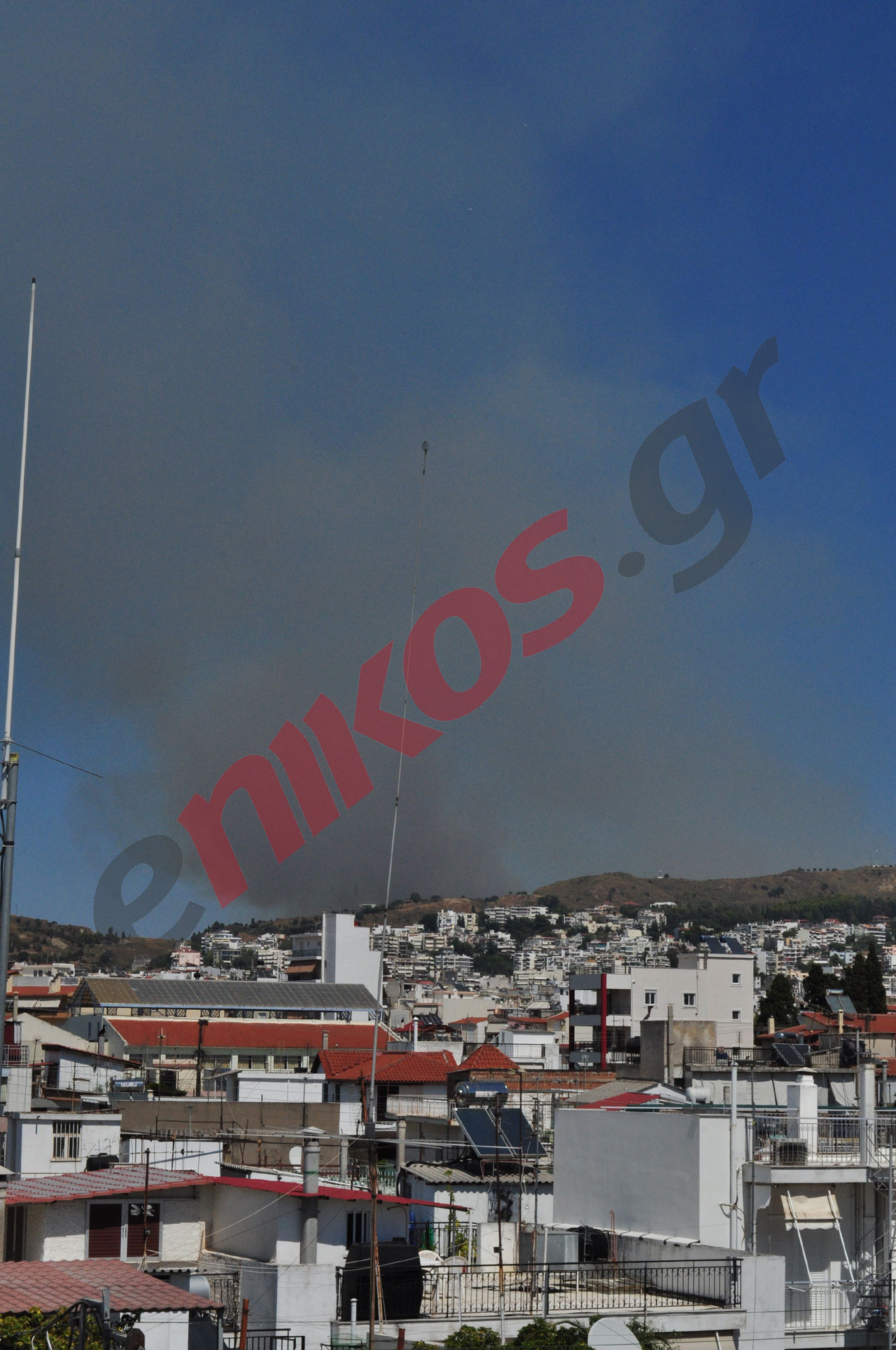 Φωτο-Καπνοί πνίγουν την Πάτρα