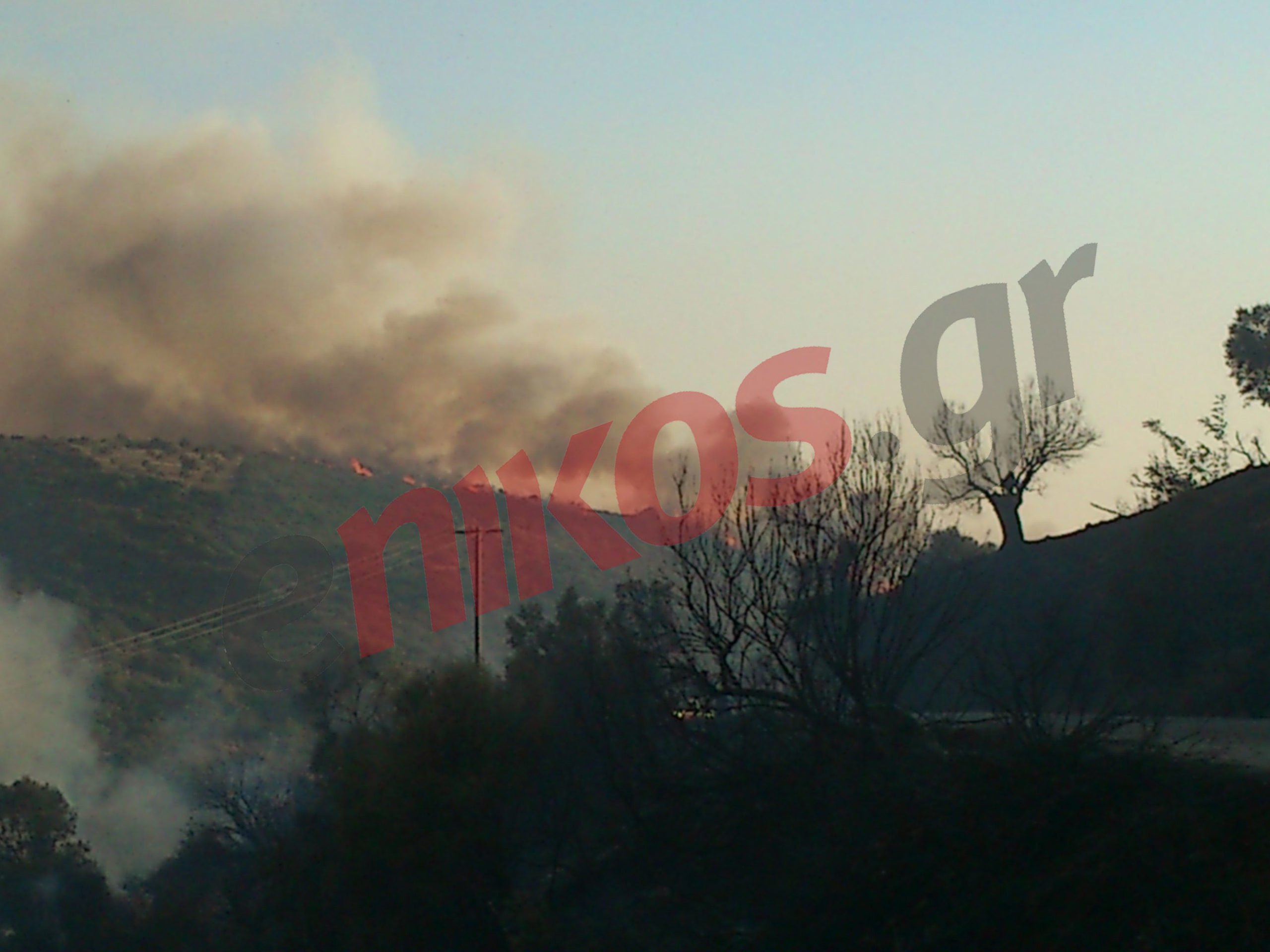 Τώρα-Η πυρκαγιά απειλεί την Αχλαδερή