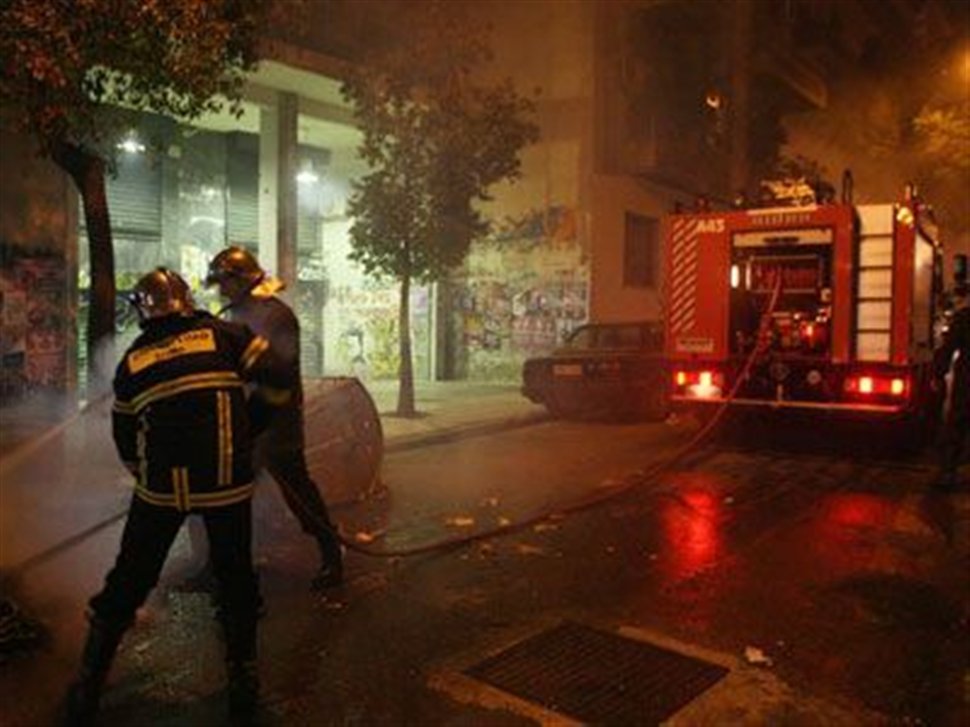 Φωτιά σε κατάστημα επίπλων