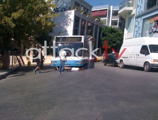 Έπεσε στις ρόδες λεωφορείου