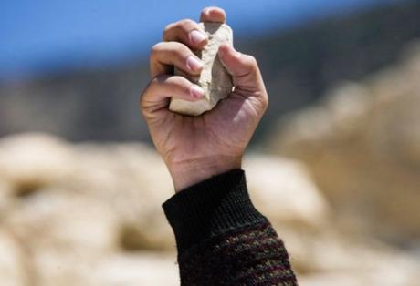 Πετούσαν πέτρες στους οδηγούς