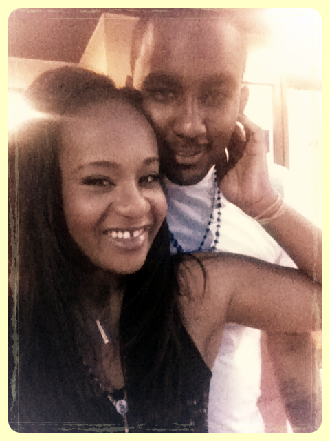 Παντρεύεται τον θετό αδερφό της