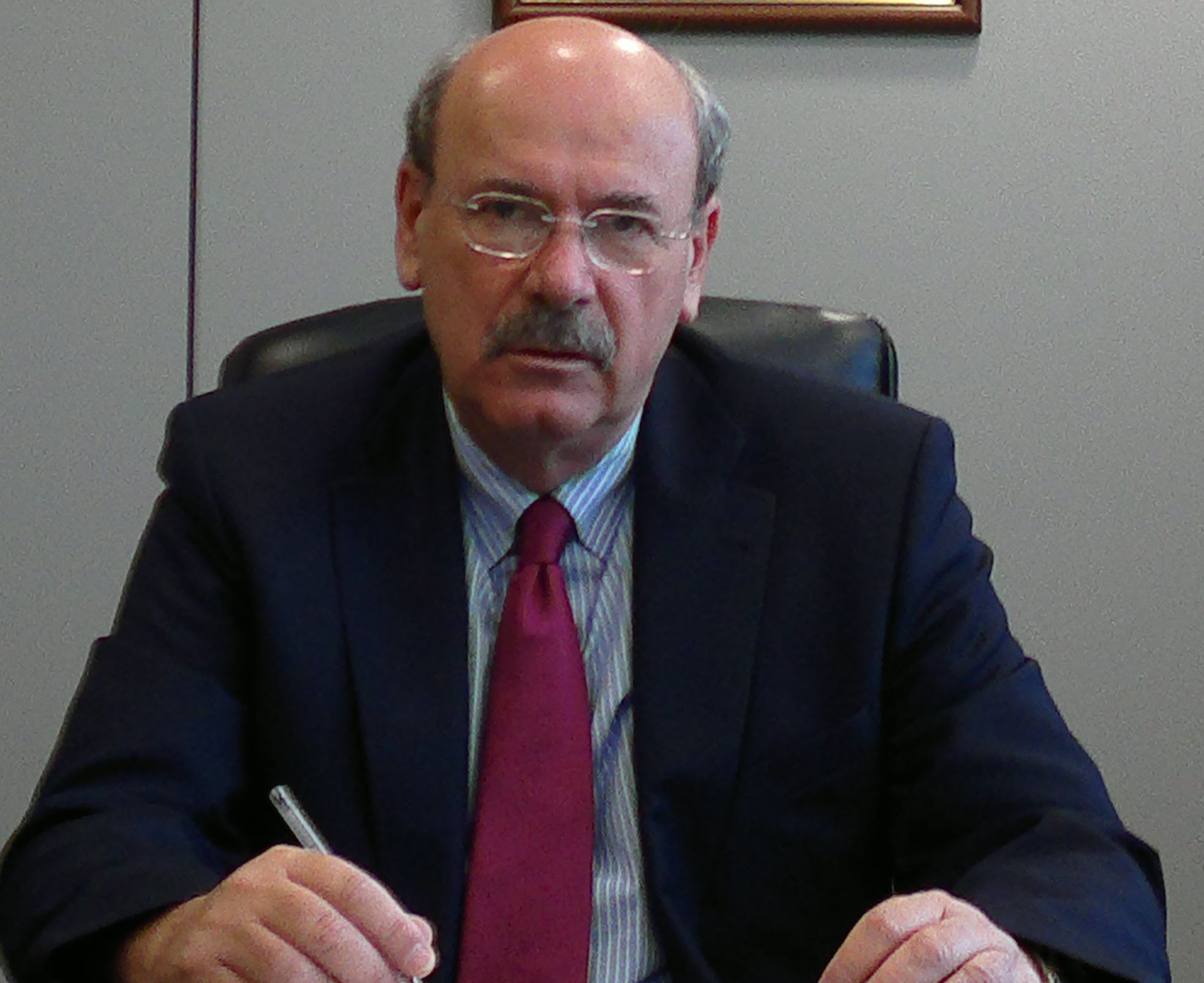 Το Οικονομικών ζητά να παραιτηθεί