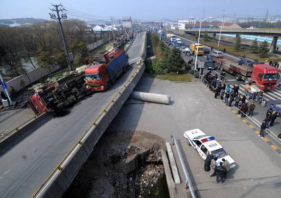 Κατέρρευσε γέφυρα στην Κίνα