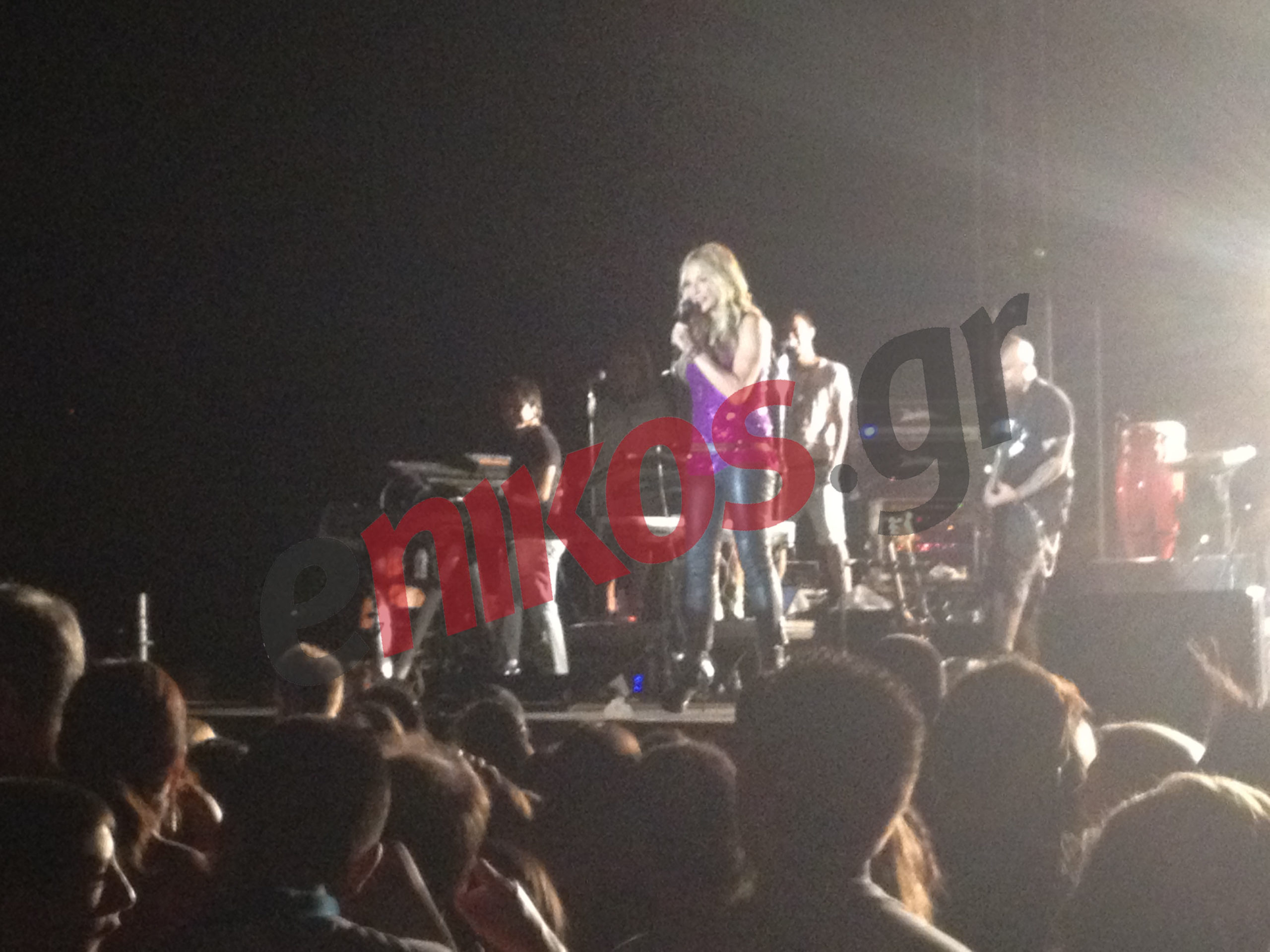 Η Άννα Βίσση χαμογελά επί σκηνής