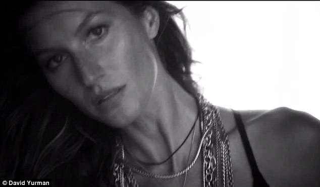 Και η Ζιζέλ ποζάρει…