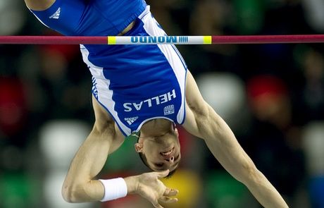 Τώρα – Πέρασε και το 5,60μ. ο Φιλιππίδης