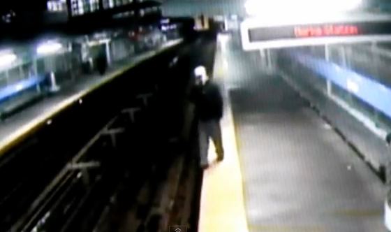 Έπεσε στις γραμμές λόγω… κινητού