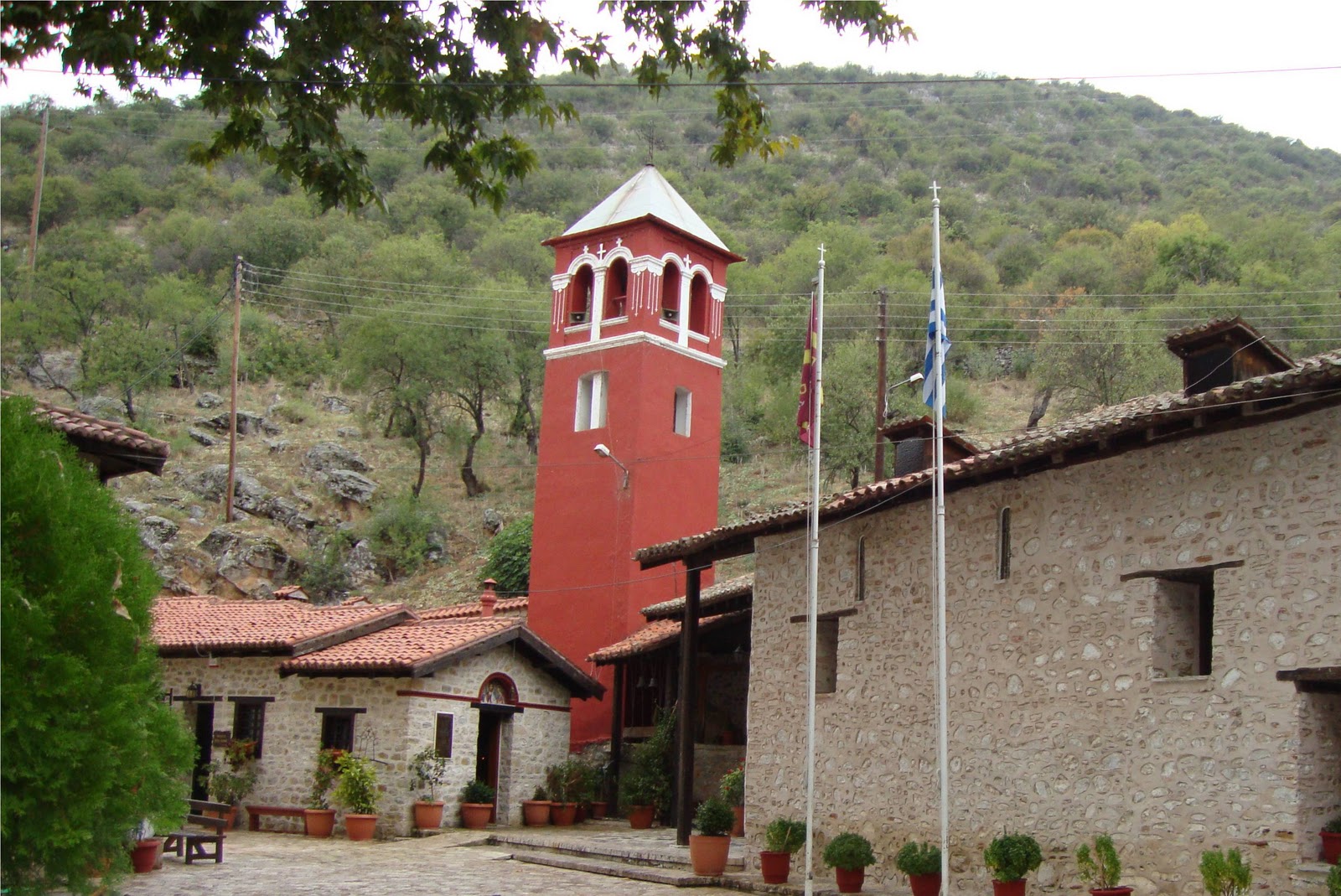 Ιερόσυλοι βεβηλώσαν Μονή