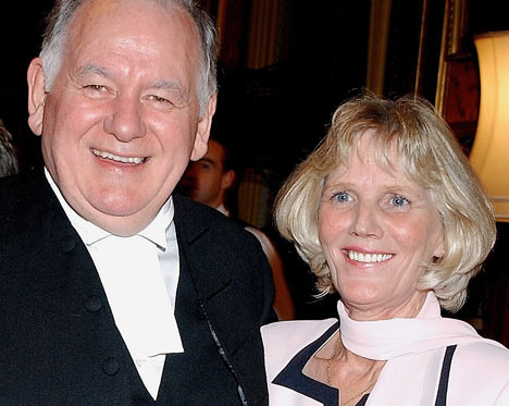 Ελεύθερη η σύζυγος του παιδεραστή;