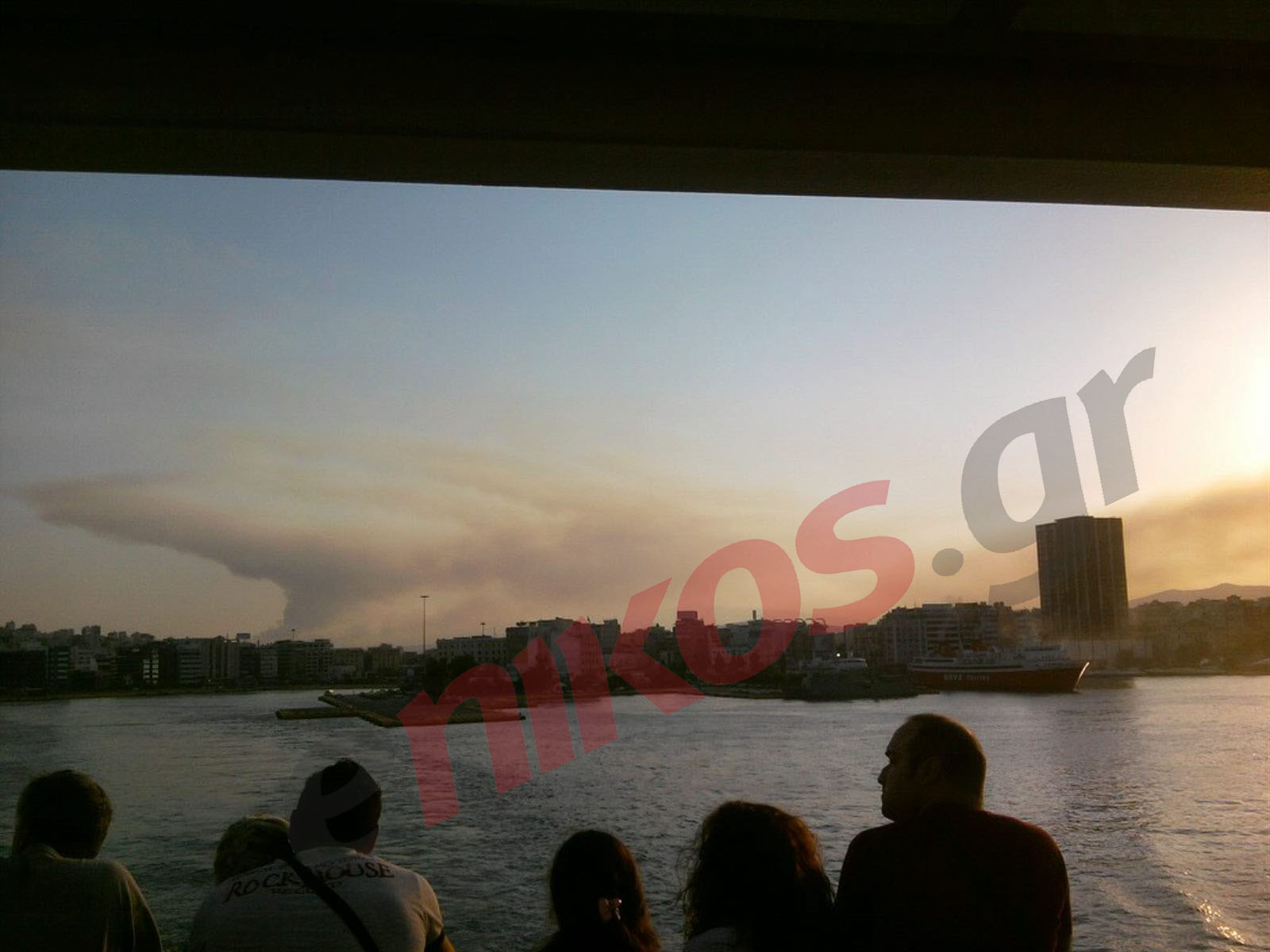 Τώρα-Η φωτιά όπως φαίνεται από τον Πειραιά