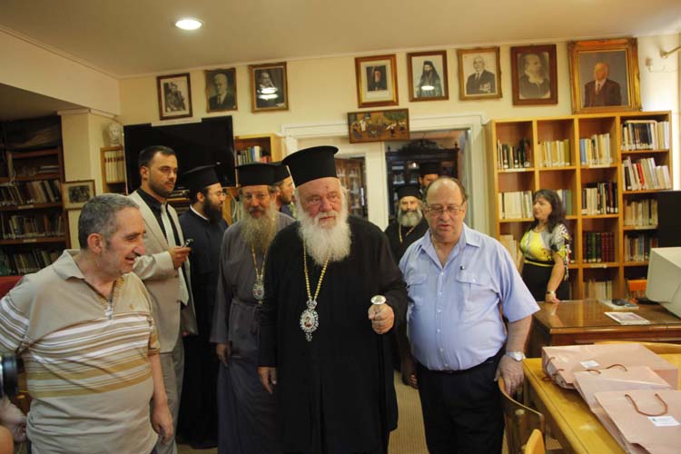 Στα παιδιά της Αγιάσου ο Ιερώνυμος