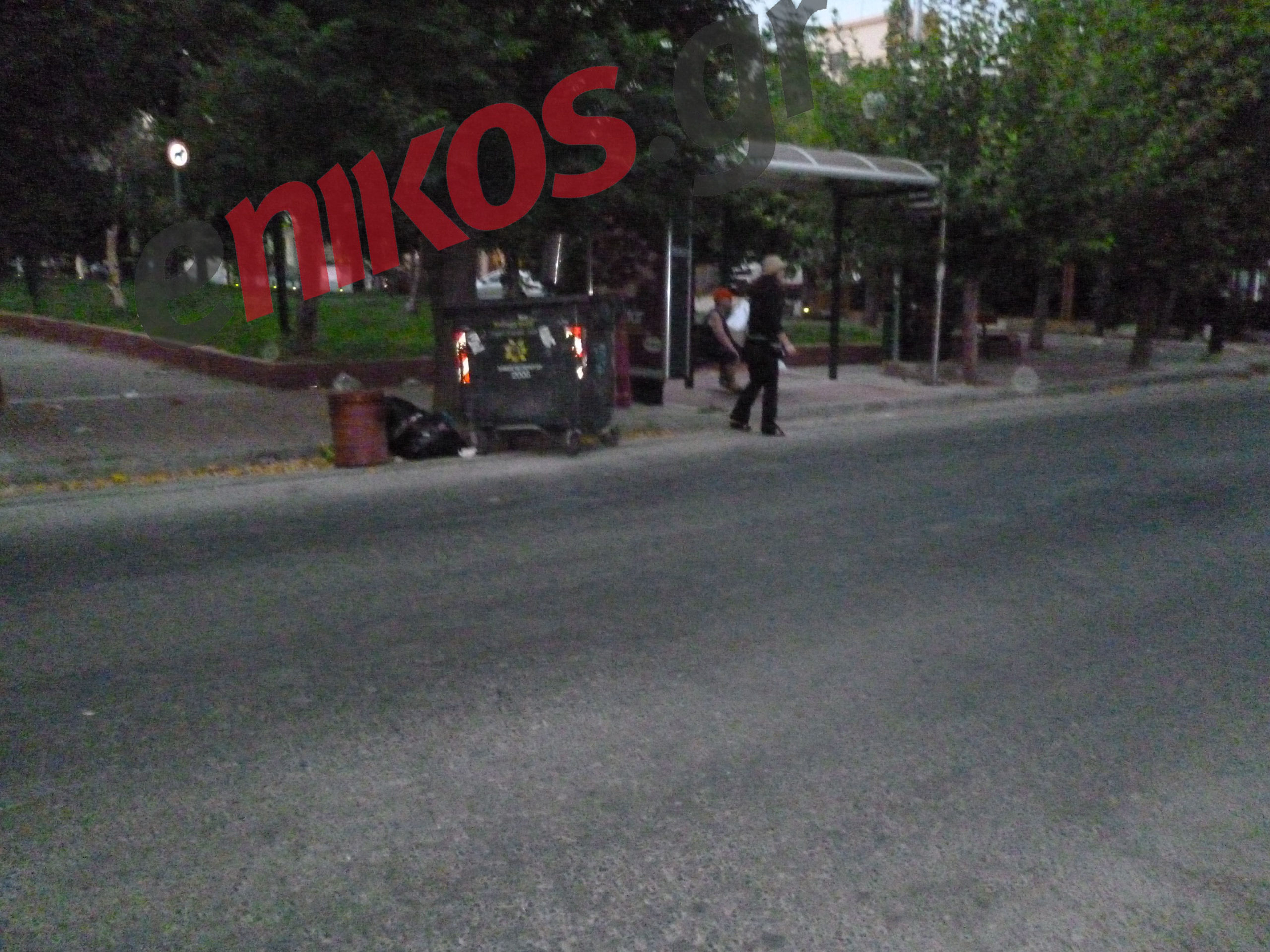 Απορρίμματα δίπλα από την στάση