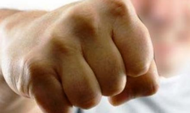 Τον έδειραν μέσα στην καφετέρια