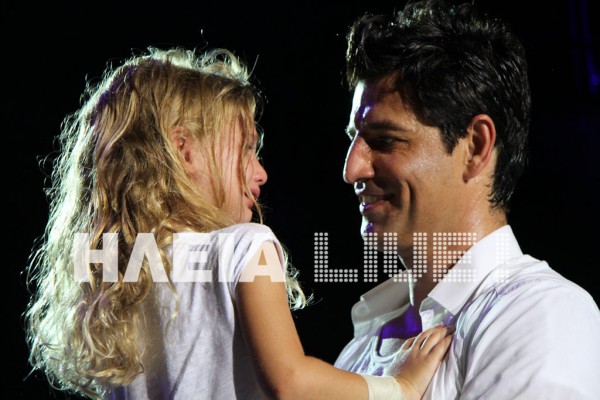O Σάκης με την κόρη του στη σκηνή