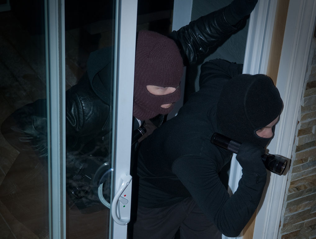 Έδεσαν και λήστεψαν ηλικιωμένους