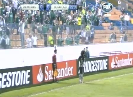 Τον πέτυχε στο κεφάλι