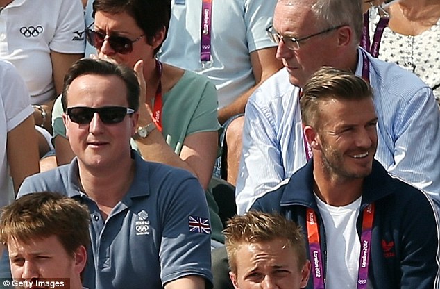 Ο κύριος δίπλα από τον Μπέκαμ