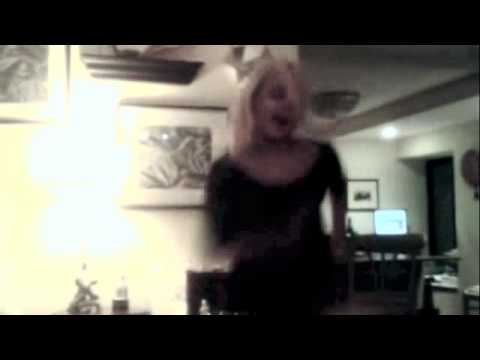 Η Lady Gaga αποκαλύπτεται