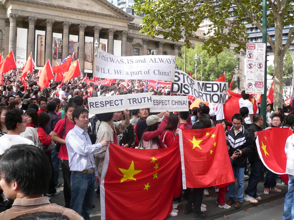 Χιλιάδες Κινέζοι στους δρόμους