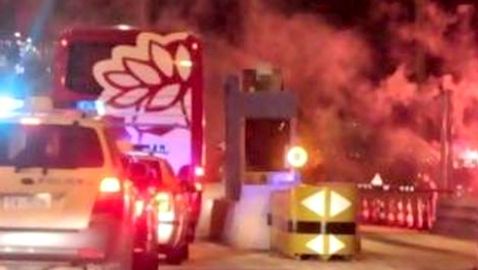 Επιτέθηκαν στα πούλμαν του Ολυμπιακού