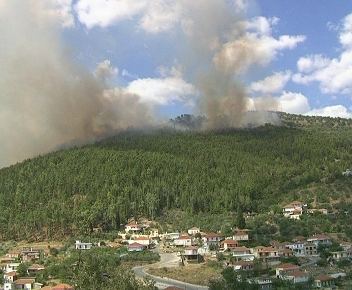 Τώρα: Φωτιά σε Παραβόλα και Αφρατό