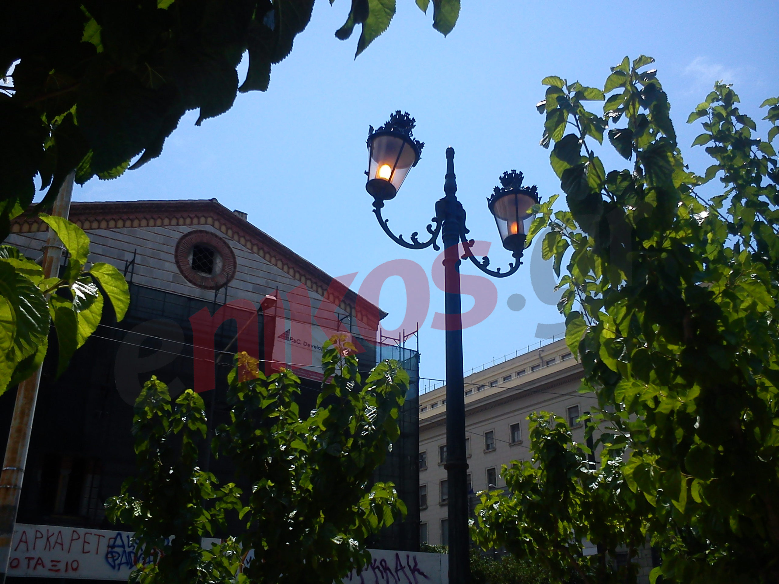 Φώτα αναμμένα μέρα μεσημέρι…