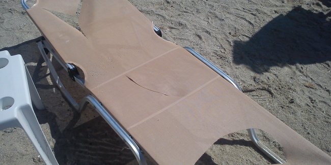 Κατέστρεψαν ομπρέλες και ξαπλώστρες