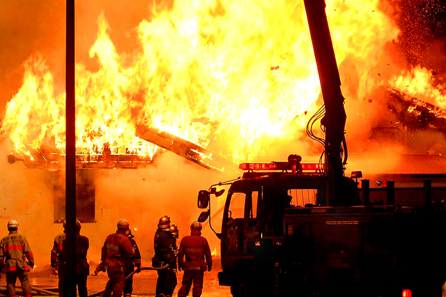 Τώρα-Η φωτιά «γλύφει» το στρατόπεδο