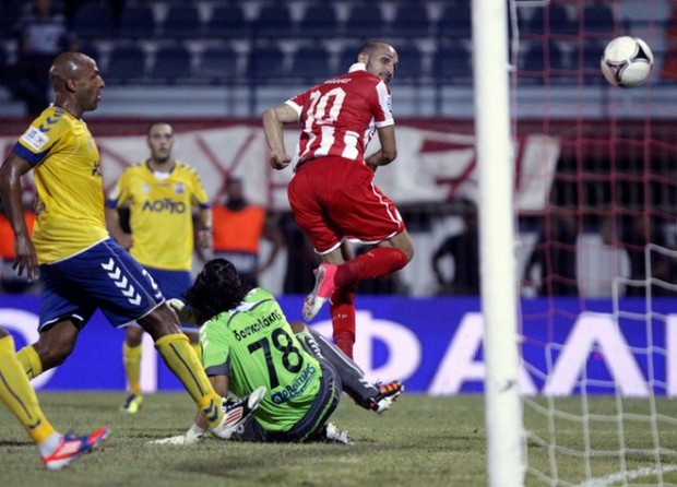 Με το δεξί ο Θρύλος