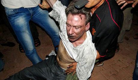 Εικόνες σοκ με τον νεκρό πρέσβη