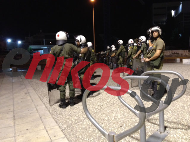 Τώρα-Τα ΜΑΤ περικύκλωσαν το Βελλίδειο