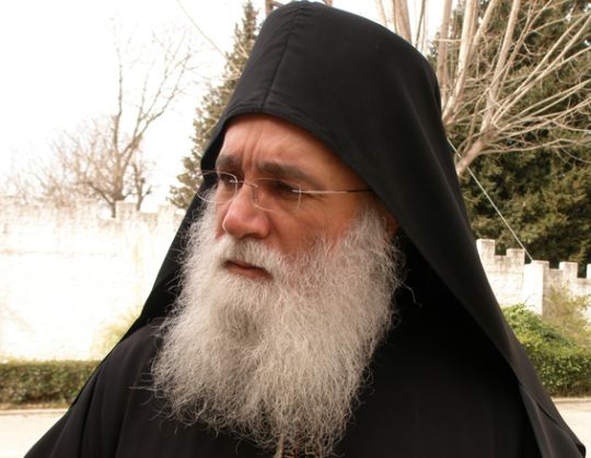 Διαψεύδει για την παπαδιά